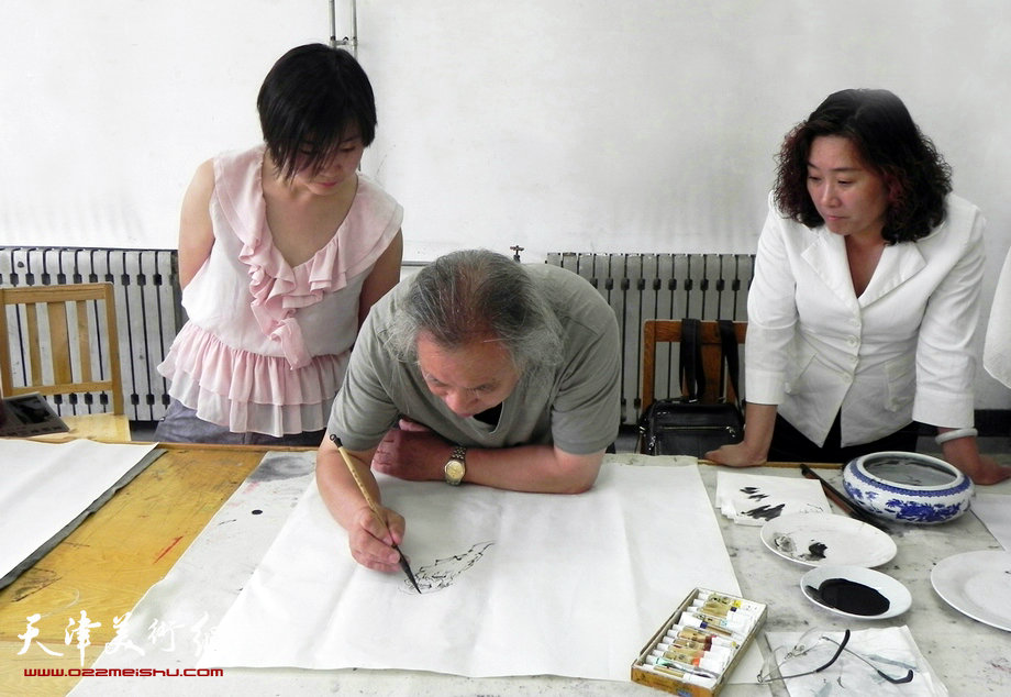 津门书画名家走进师大校园与师生交流。图为王金厚在现场作画
