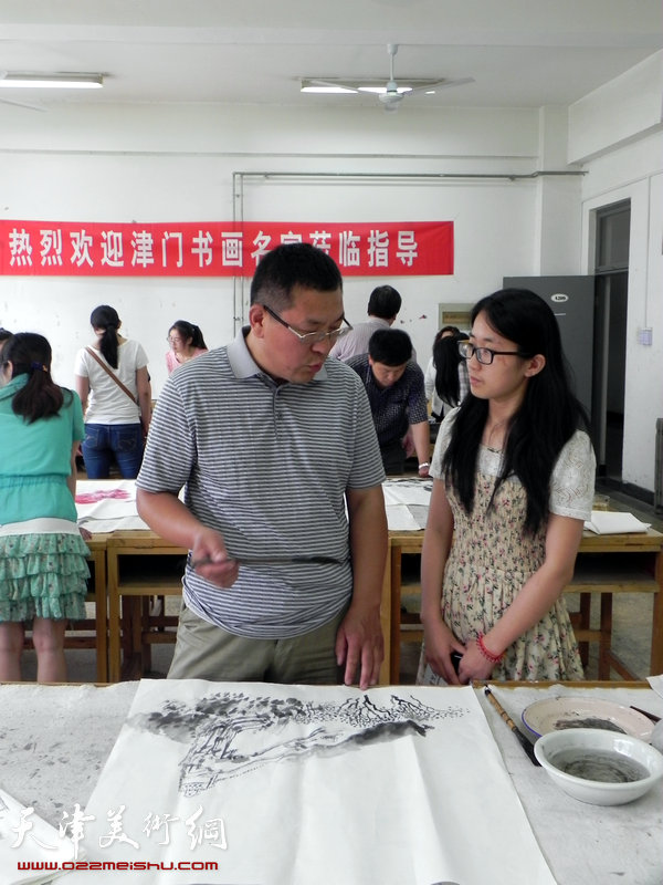 津门书画名家走进师大校园与师生交流。图为徐文汉在现场作画