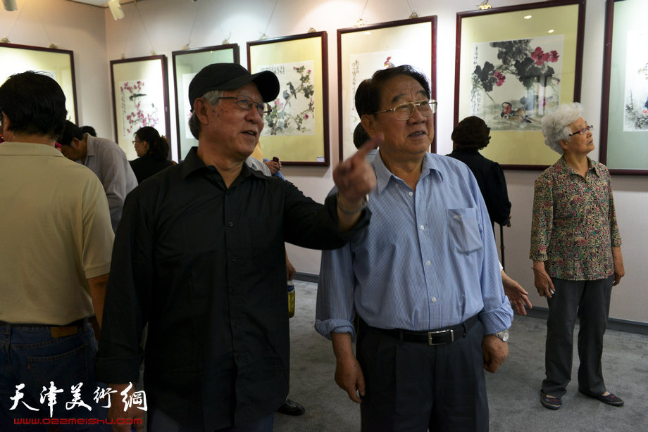 天津花鸟四家师生作品展在图书大厦书天艺苑开幕。图为贾宝珉与老同志罗远鹏在画展现场。