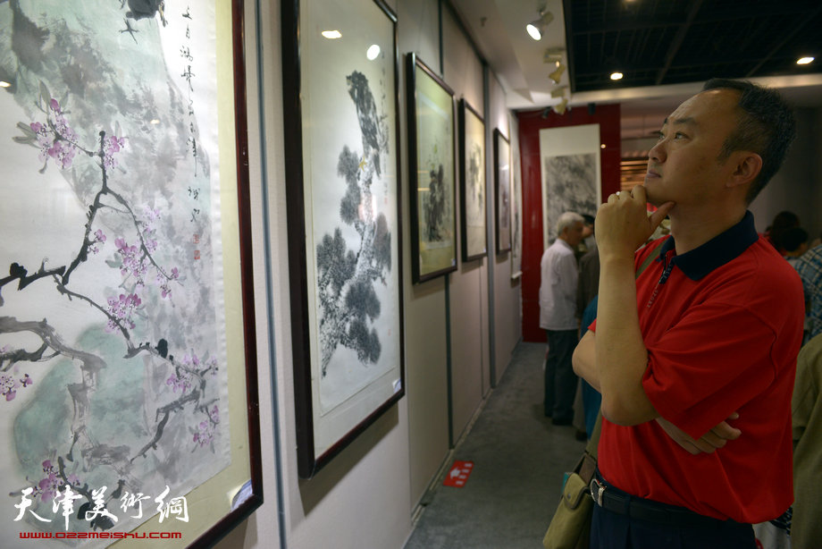 天津花鸟四家师生作品展在图书大厦书天艺苑开幕。图为著名画家柴博森在观看画作。