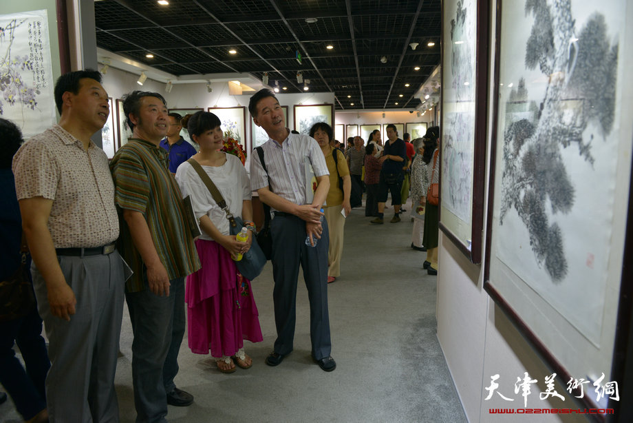 天津花鸟四家师生作品展在图书大厦书天艺苑开幕。图为苏立成、温洪琪、马韵桐、陈之海在观看画作。