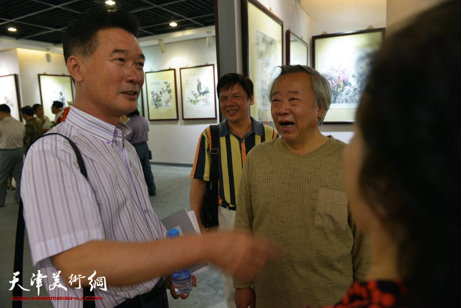 天津花鸟四家师生作品展在图书大厦书天艺苑开幕。图为阮克敏、陈之海在画展现场交流。