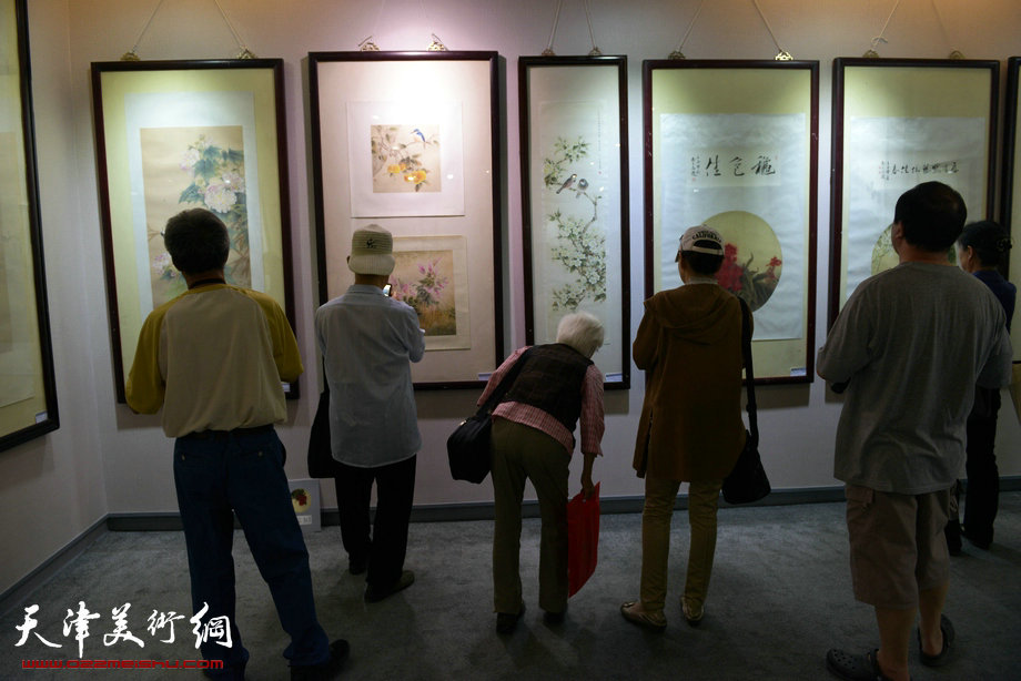 天津花鸟四家师生作品展在图书大厦书天艺苑开幕。图为画展现。