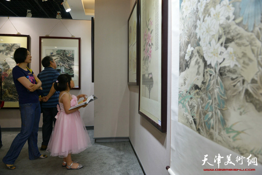 天津花鸟四家师生作品展在图书大厦书天艺苑开幕。图为画展现。
