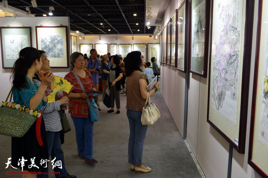 天津花鸟四家师生作品展在图书大厦书天艺苑开幕。图为画展现场。