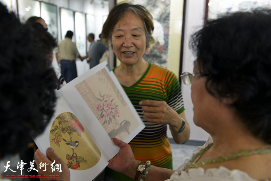 天津花鸟四家师生作品展在图书大厦书天艺苑开幕。图为画展现场。