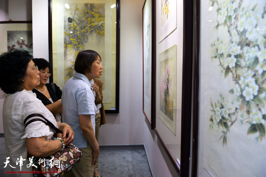 天津花鸟四家师生作品展在图书大厦书天艺苑开幕。图为画展现场。