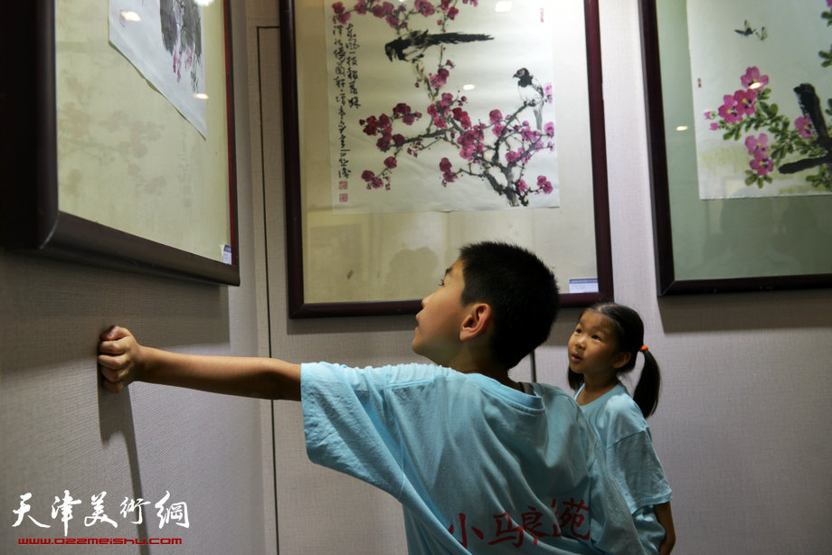 天津花鸟四家师生作品展在图书大厦书天艺苑开幕。图为画展现场。