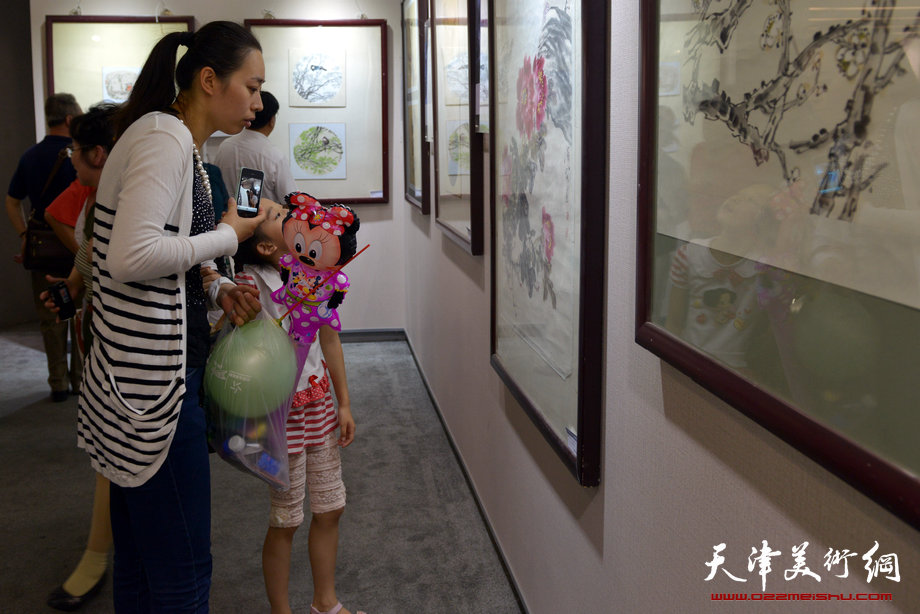 天津花鸟四家师生作品展在图书大厦书天艺苑开幕。图为画展现场。