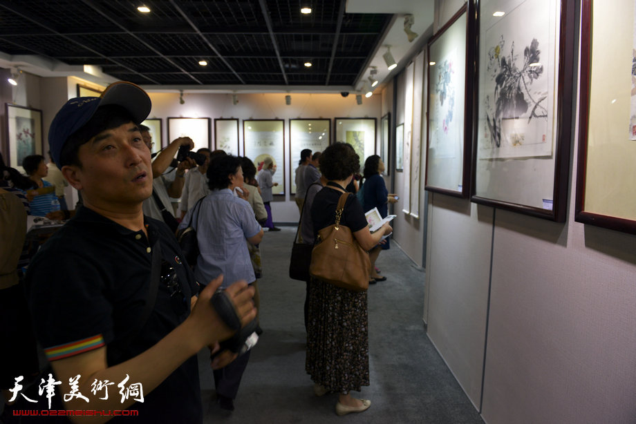 天津花鸟四家师生作品展在图书大厦书天艺苑开幕。图为画展现场。