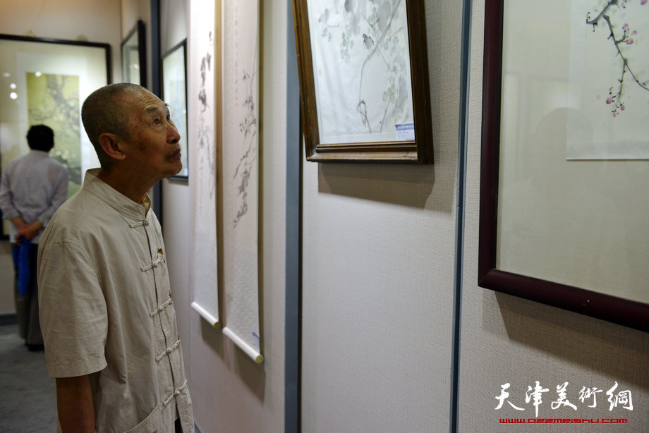 天津花鸟四家师生作品展在图书大厦书天艺苑开幕。图为画展现场。