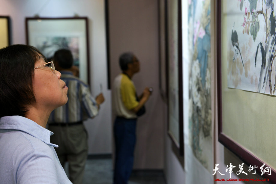 天津花鸟四家师生作品展在图书大厦书天艺苑开幕。图为画展现场。