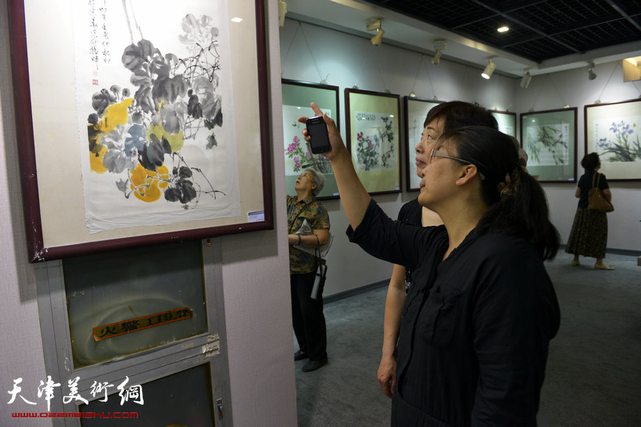 天津花鸟四家师生作品展在图书大厦书天艺苑开幕。图为画展现场。