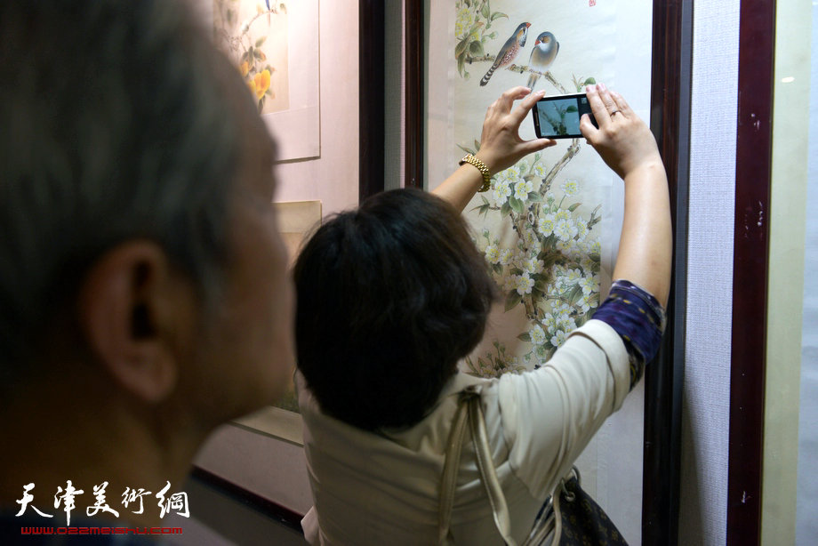 天津花鸟四家师生作品展在图书大厦书天艺苑开幕。图为画展现场。