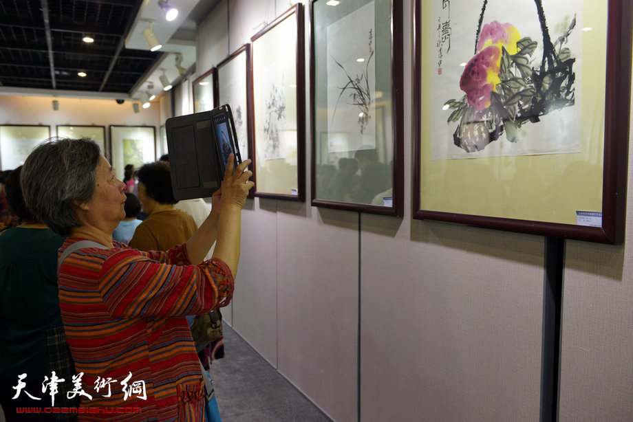 天津花鸟四家师生作品展在图书大厦书天艺苑开幕。图为画展现场。