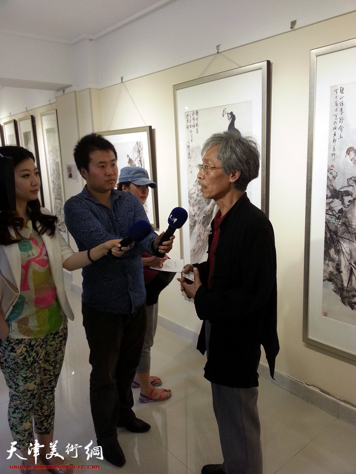 第二届具有收藏潜力艺术作品展文交所开展。图为姚景卿接受采访。