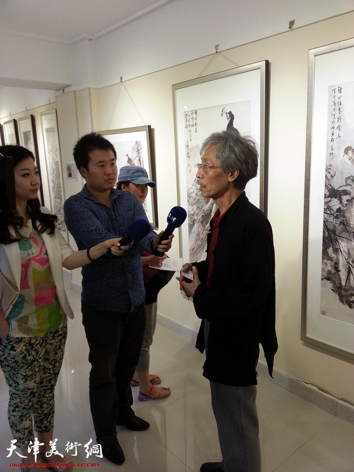 第二届具有收藏潜力艺术作品展文交所开展。图为姚景卿接受采访。