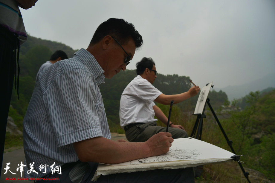 天津著名山水画家到阜平三道岭采风写生。陈之海、杨永茂在太行山下写生。