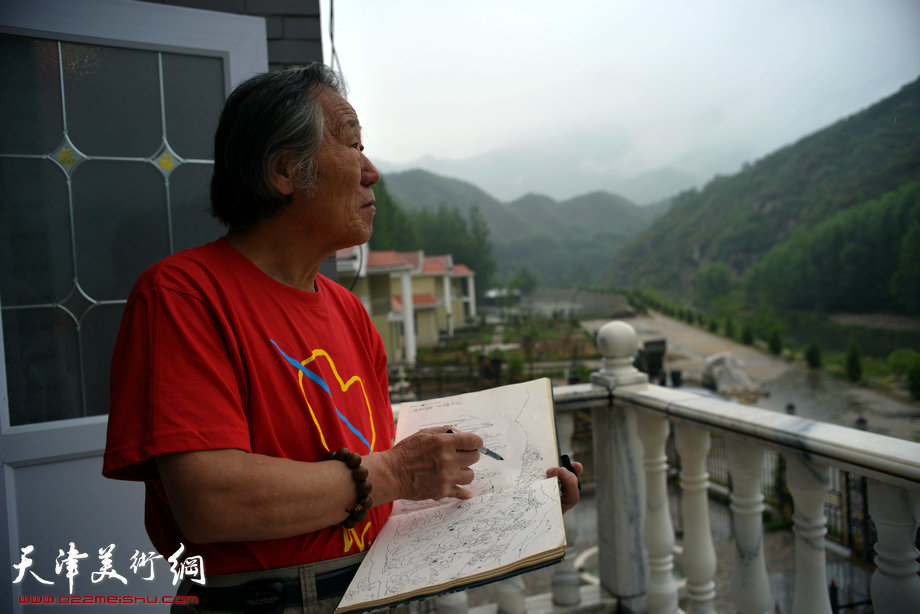 天津著名山水画家到阜平三道岭采风写生。姬俊尧在写生。
