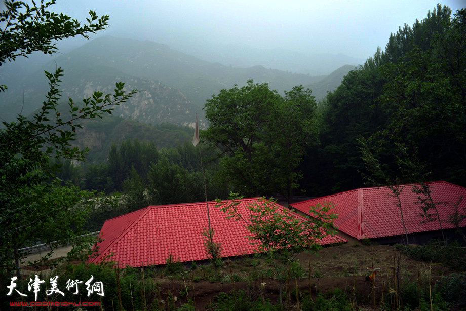 天津著名山水画家到阜平三道岭采风写生。村中远眺。
