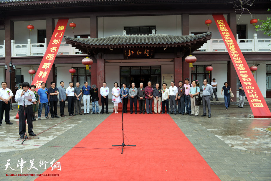 “津门知名画家精品联展”在圣和轩开幕，图为开幕仪式现场。