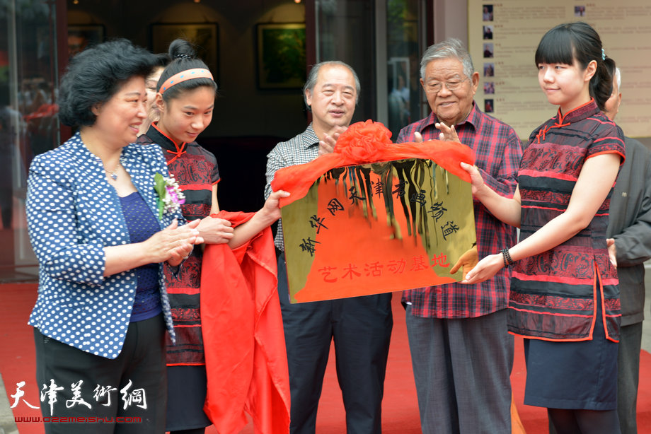 “津门知名画家精品联展”在圣和轩开幕，图为新华网天津书画频道艺术活动基地落户圣和轩西沽书画园揭牌。