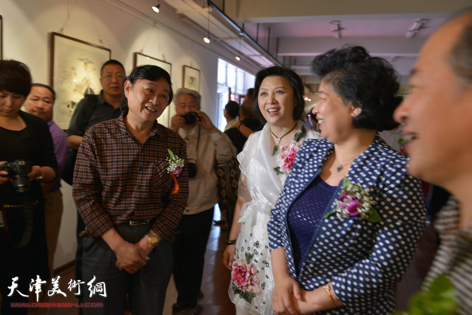 “津门知名画家精品联展”在圣和轩开幕，图为红桥区区长张泉芬、天津市美术家协会副主席王书平、天津圣和文化传播有限公司董事长雷英与画家琚俊雄在画展现场。