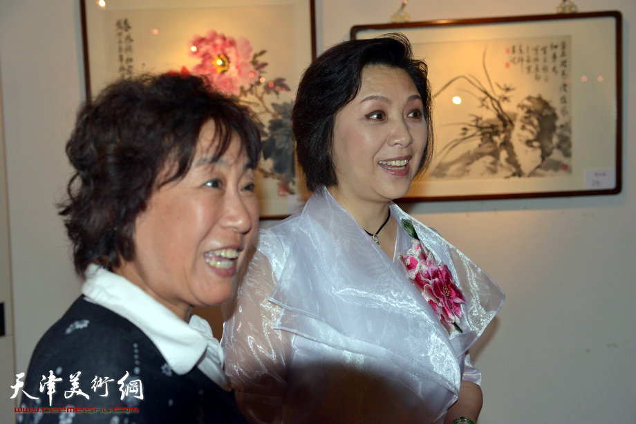 “津门知名画家精品联展”在圣和轩开幕，图为天津圣和文化传播有限公司董事长雷英与观众在画展现场合影留念。
