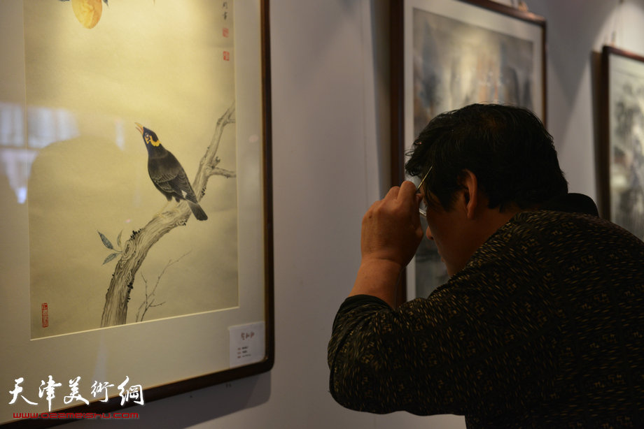 “津门知名画家精品联展”在圣和轩开幕，图为画展现场。