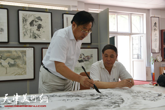 刘继卣弟子孙富泉画展在紫竹林画苑举办。图为郭凤祥、赵俊山在画展现场助兴。