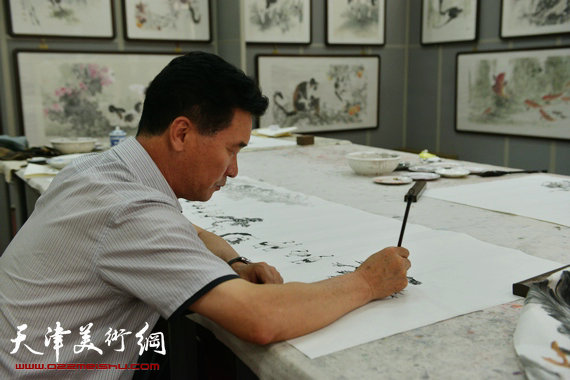 刘继卣弟子孙富泉画展在紫竹林画苑举办。图为陈之海在画展现场助兴。