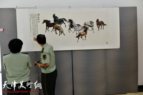 著名动物画家刘荣生新作在武警指挥学院展出