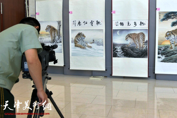 著名动物画家刘荣生新作在武警指挥学院展出