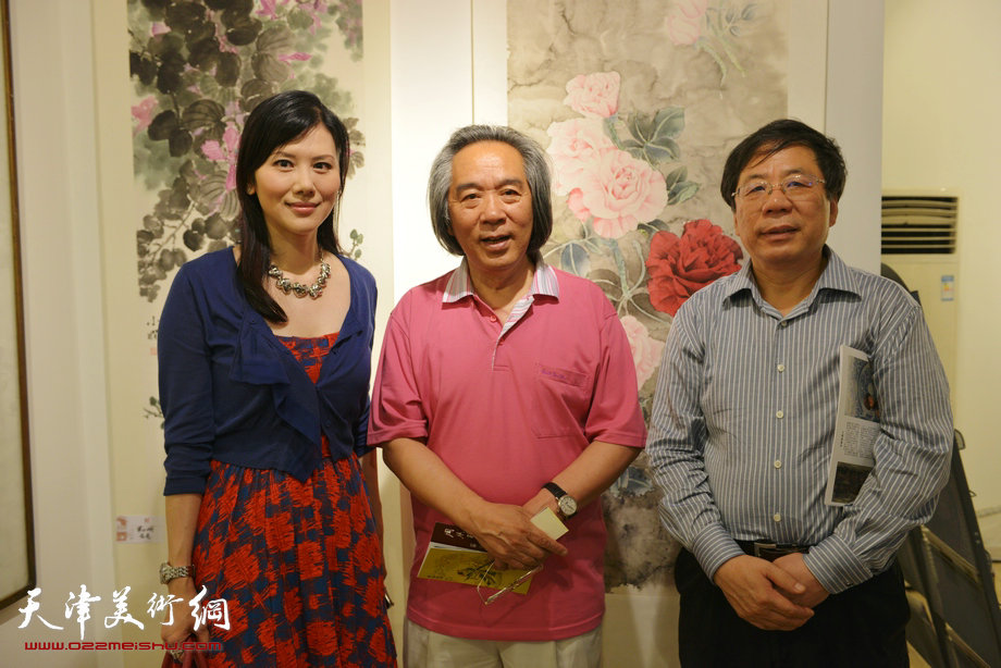 “香港、台北、墨尔本女画家作品展”15日在津开幕，图为天津画院原党组书记陈英杰、著名画家霍春阳与香港女画家朱潔仪