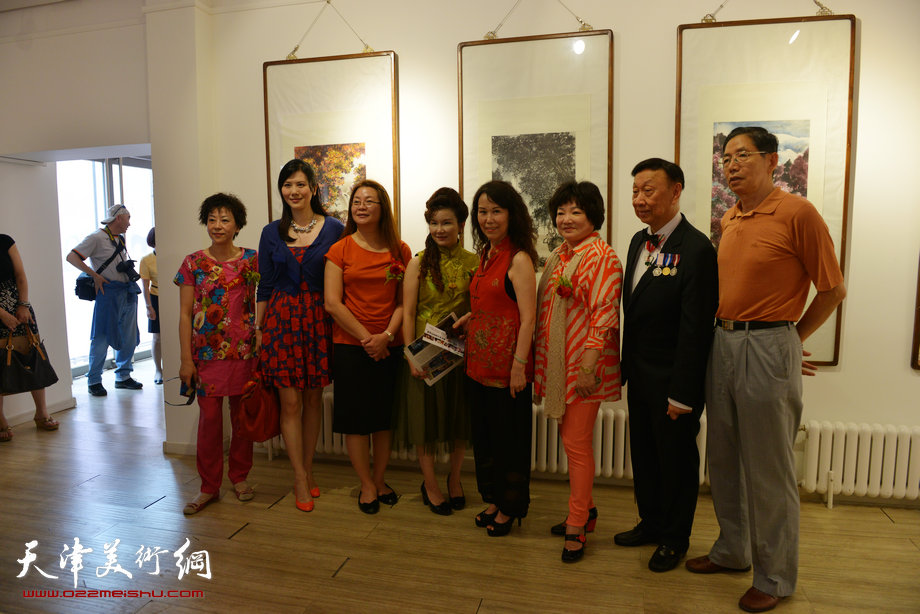 “香港、台北、墨尔本女画家作品展”15日在津开幕，图为参展画家与来宾在画展上。