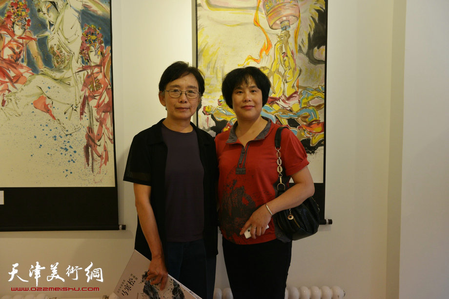 “香港、台北、墨尔本女画家作品展”15日在津开幕，图为萧慧珠、陈音兰在画展上。