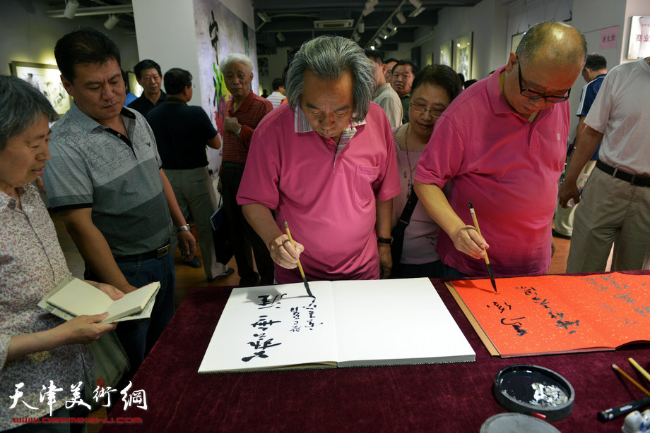 “守诚—马寒松 张运河 史振岭中国画展”6月16日在鸿德艺术馆开幕。图为霍春阳为画展题字：“艺无涯”。