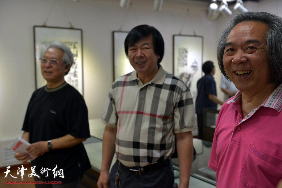 “守诚—马寒松 张运河 史振岭中国画展”6月16日在鸿德艺术馆开幕。图为霍春阳与贾宝珉、史振岭。