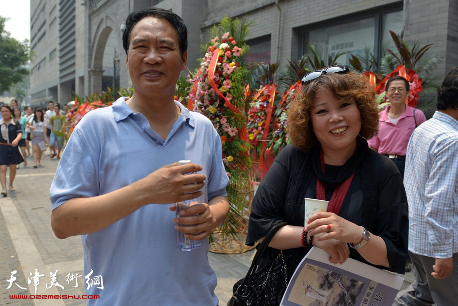 “守诚—马寒松 张运河 史振岭中国画展”6月16日在鸿德艺术馆开幕。图为马寒松、赵欣丽。