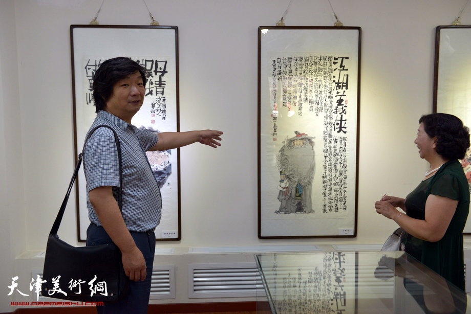 “守诚—马寒松 张运河 史振岭中国画展”6月16日在鸿德艺术馆开幕。图为翟洪涛、冯字锦在观看作品。