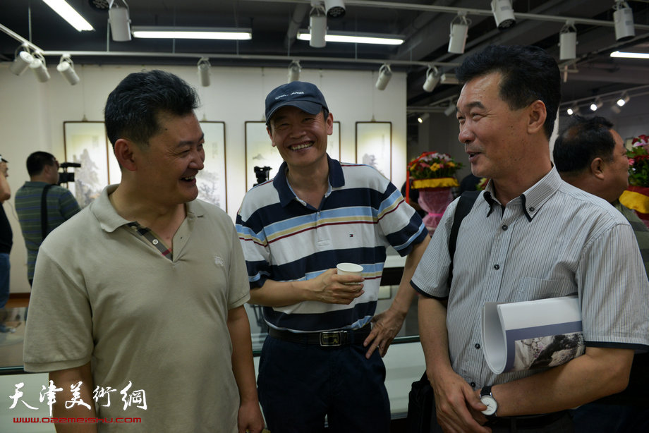 “守诚—马寒松 张运河 史振岭中国画展”6月16日在鸿德艺术馆开幕。图为陈之海、白鹏、项宁。