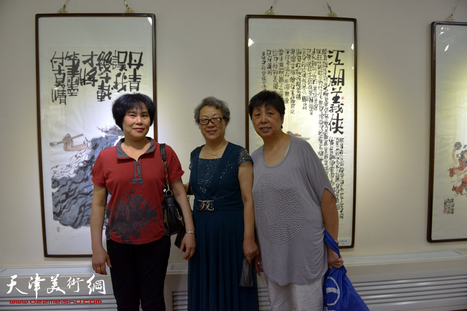 “守诚—马寒松 张运河 史振岭中国画展”6月16日在鸿德艺术馆开幕。图为陈音兰、高春莲、王淑青。