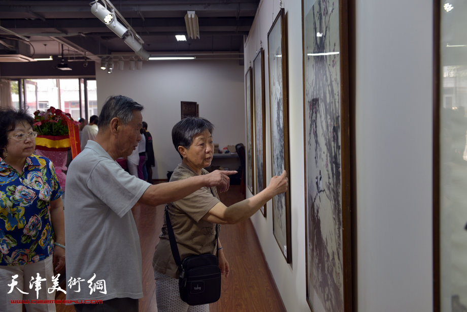 “守诚—马寒松 张运河 史振岭中国画展”6月16日在鸿德艺术馆开幕。图为画展现场。