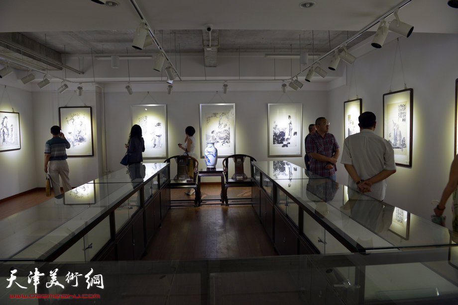 “守诚—马寒松 张运河 史振岭中国画展”6月16日在鸿德艺术馆开幕。图为画展现场。