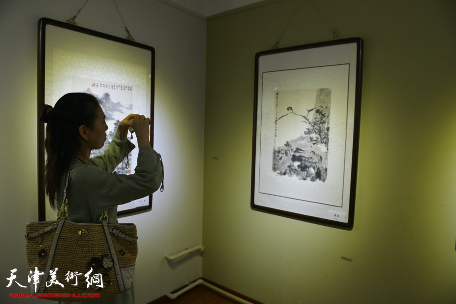 “守诚—马寒松 张运河 史振岭中国画展”6月16日在鸿德艺术馆开幕。图为画展现场。