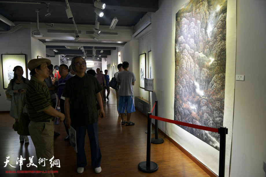 “守诚—马寒松 张运河 史振岭中国画展”6月16日在鸿德艺术馆开幕。图为画展现场。