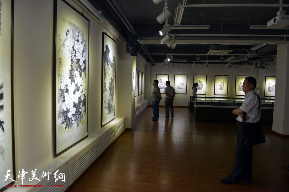 “守诚—马寒松 张运河 史振岭中国画展”6月16日在鸿德艺术馆开幕。图为画展现场。