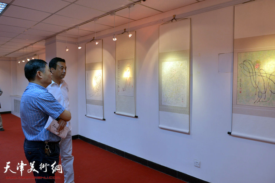 “天津有戏—中国戏曲人物画天津邀请展”6月16日在天津人民美术出版社美术馆开幕。图为画展现场。