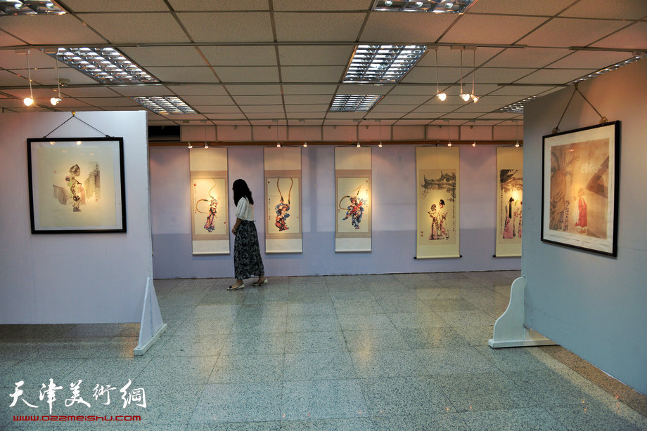 “天津有戏—中国戏曲人物画天津邀请展”6月16日在天津人民美术出版社美术馆开幕。图为画展现场。