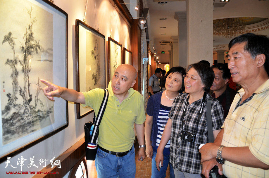 “墨语——梁旭华书画小品展”6月14日至21日在意风区艺术展览馆举办，图为书画展作品受到大家好评。